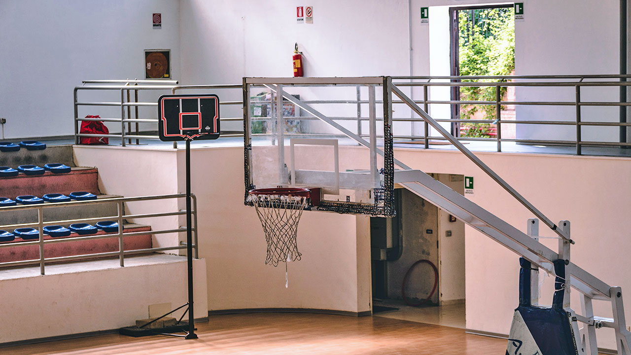Abgenutzter Basketballkorb in einer Sporthalle