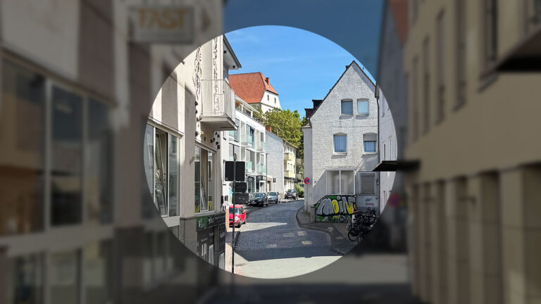 Blick hinein in die Straße „Jesuitenmauer“.